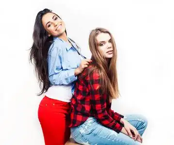 最好的朋友十几岁的女孩在一起玩得开心,在白色的背景上摆出感性的