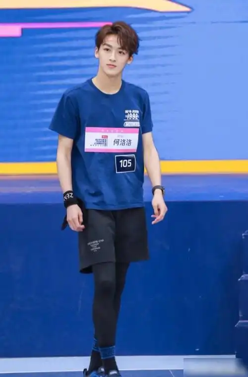 何洛洛出门太着急,穿的鞋子左右脚不一样,意外解锁新潮流!