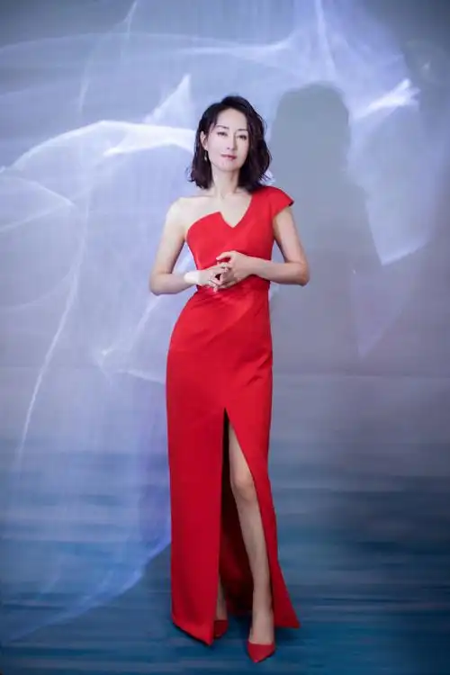 刘敏涛果然是高调了红色斜肩长裙高开叉配红色高跟鞋明艳霸气