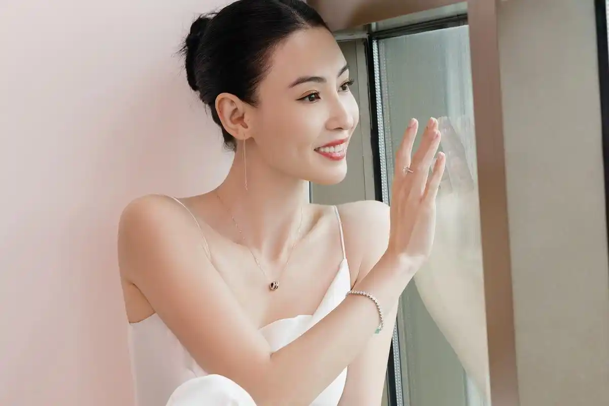 张柏芝穿吊带长裙性感迷人肩颈线优越笑容治愈