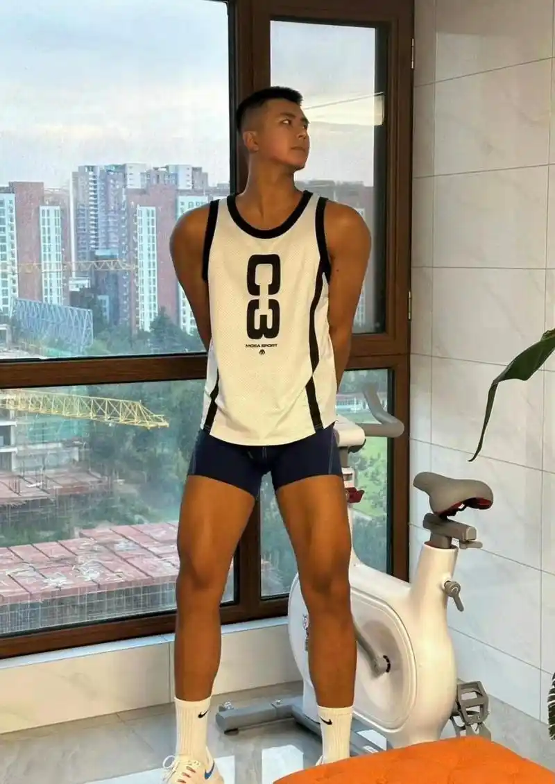 黑皮#体育生#帅哥,室内 #健身# 常锻炼,保持好身材!