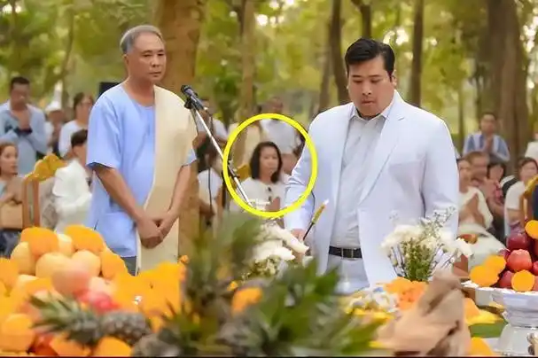 泰国二王子高调为母亲余瓦达庆生,玛哈对她态度改变,苏提达尴尬