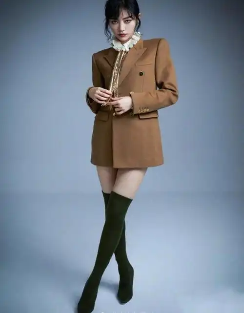 许佳琪把丝袜当长筒靴穿的,当双膝下跪那刻,这腿型是真实的?