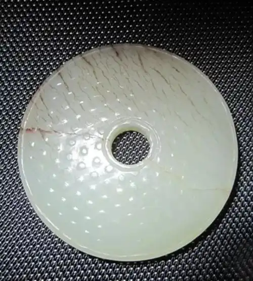 凡古玉盘出,无论何色,大多有牛毛纹,此系人之精血沁入,血丝如毛,布满