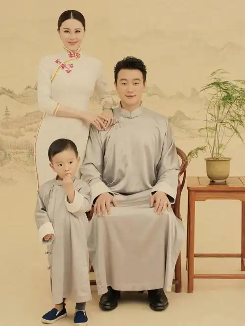 佟大为民国风全家福曝光,父子俩穿长褂,母女三人着旗袍超养眼