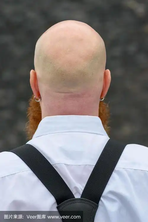 后视图一个秃顶的男人剃了光头