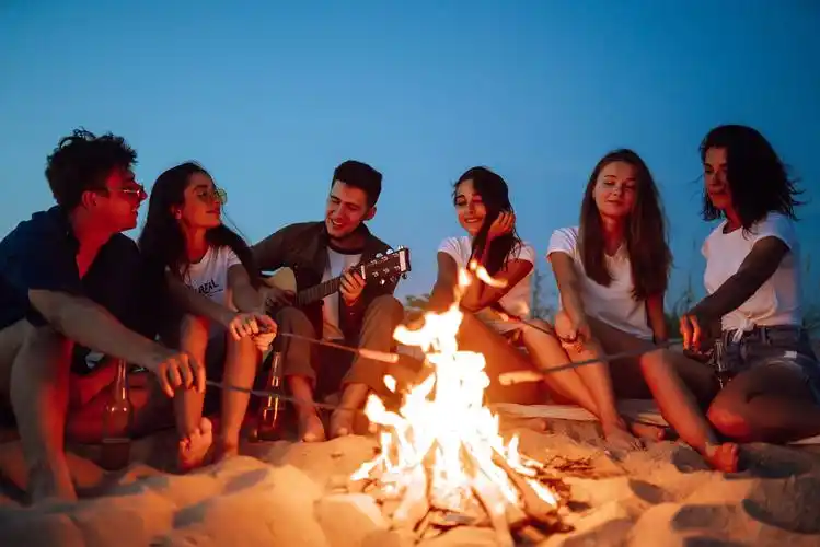 一群年轻人聚集在一起烤肉.