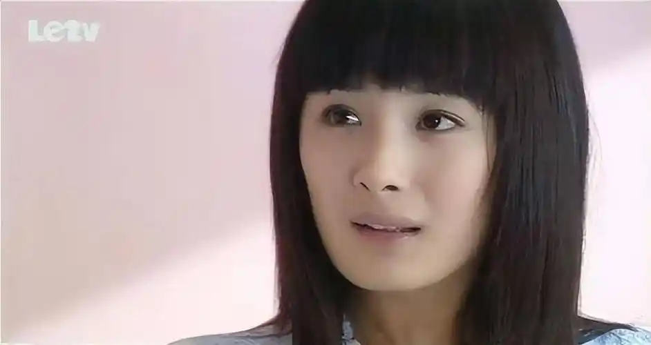 杨幂脸崩了?因为"抿嘴式演技"被质疑,疑似整牙后遗症!