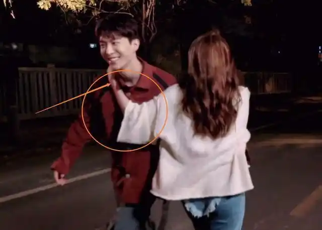 范丞丞和欧阳娜娜拍mv牵手搂腰互动亲密不合作偶像剧很难收场