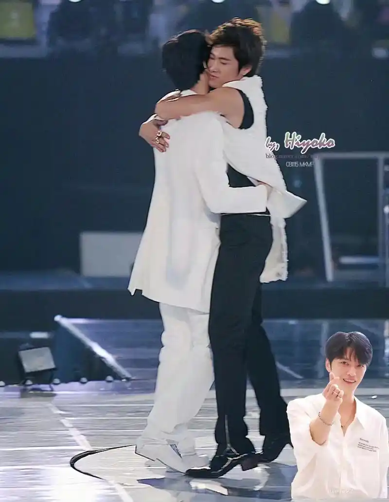 金在中 #郑允浩 #世纪拥抱 出处转自某博倾城se7en! - 抖音