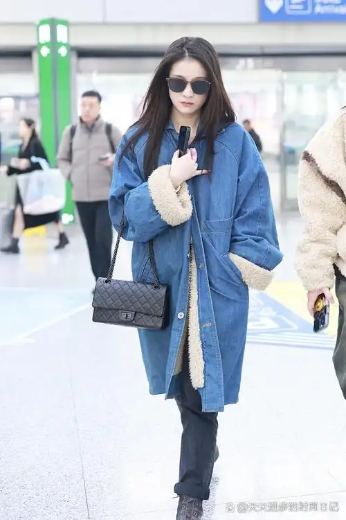 明星机场街拍女明星机场穿搭图片张雪迎街拍女明星街拍明星风衣穿搭