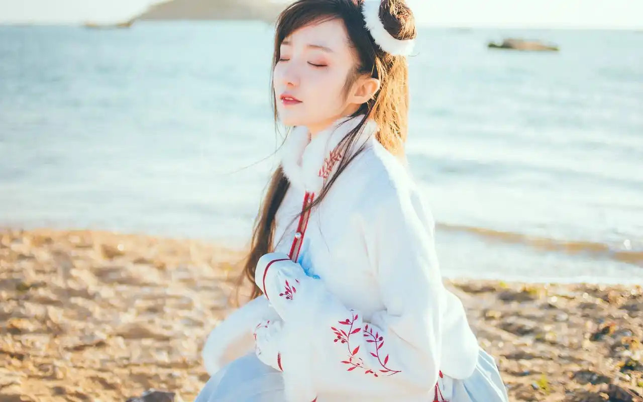 身穿汉服的美女唯美古风写真桌面壁纸