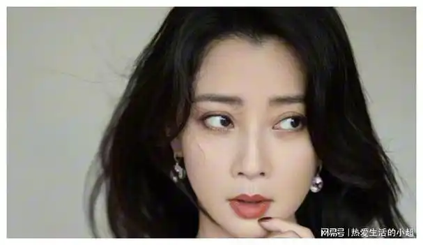 她是演员中的女富豪多辆豪车轮流开如今44岁却活得像20岁