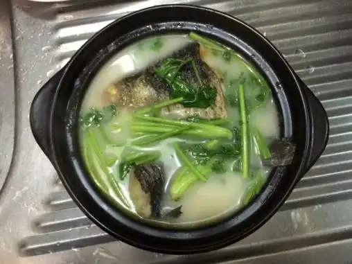 香菜滚笋壳鱼汤