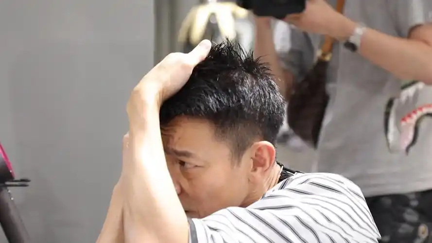 刘德华反手给自己理发,手法娴熟鲁豫都看呆了