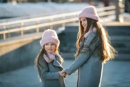 梳头发的小妹妹图片