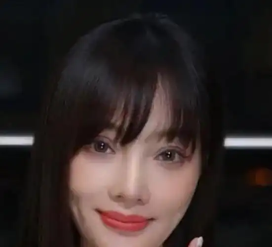 39岁李小璐近照脸变样?双眼皮太宽面部好僵硬