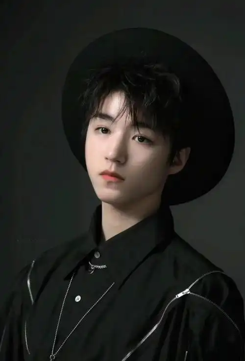 新疆神图!王俊凯的颜值杀疯啦 🔥