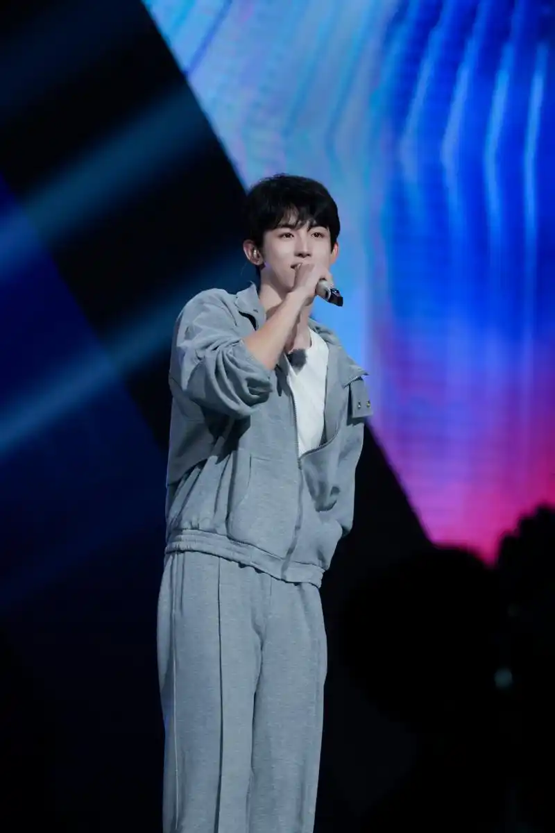 郭俊辰 ·#郭俊辰城市捉迷藏# 掉落#四季惊喜夜# 彩排的现场碎片92