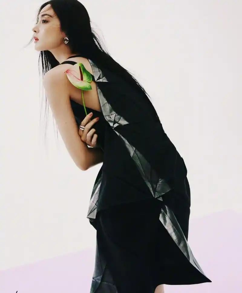 古力娜扎登上《madamefigaro》四月刊封面,渐变朦胧背景下,娜扎一身