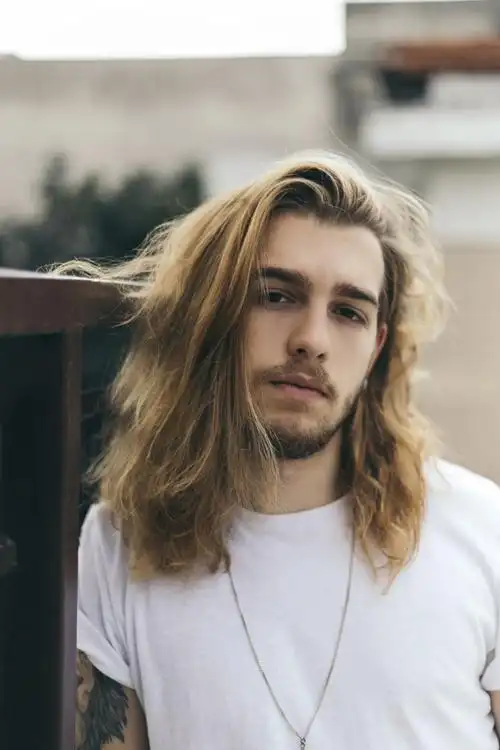 棕色圆领衬衫戴眼镜的男人man in brown crewneck shirt wearing eye