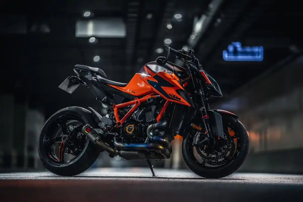 不仅够快,而且够帅 #ktm1290超级公爵 #机车摄影 - 抖音