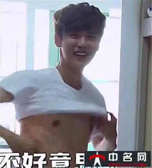 鹿晗网络晒半裸肌肉照 穿衣显瘦脱衣有肉男友力爆棚