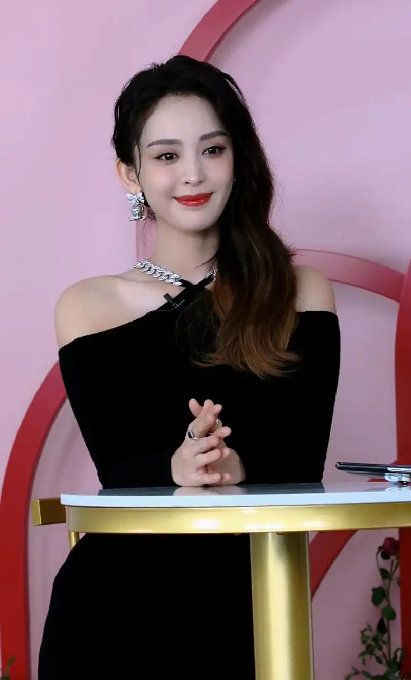 娜扎出席某品牌直播活动