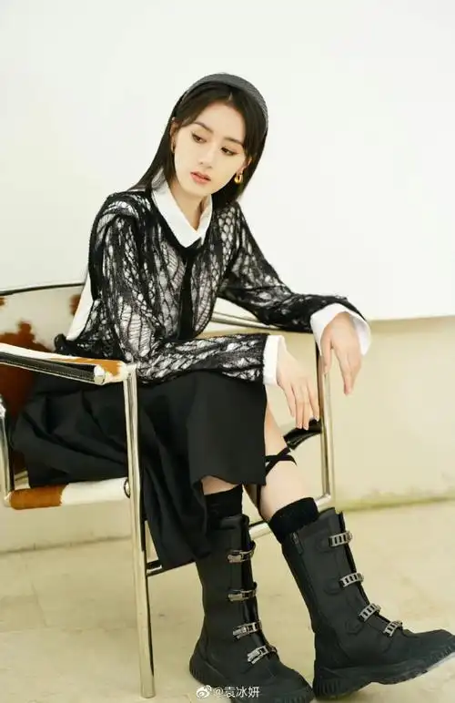 袁冰妍黑白搭配不微笑