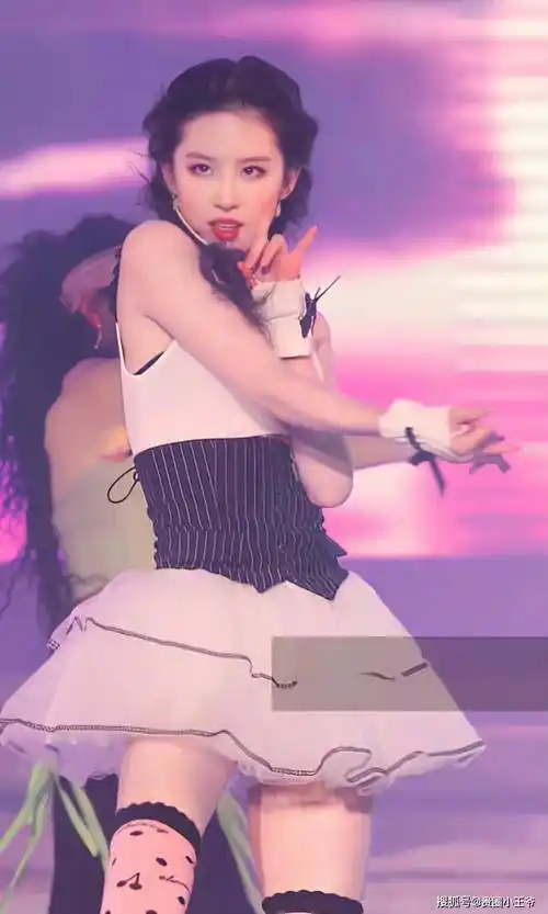 刘亦菲19岁"热舞照"曝光,穿短裙尽显大长腿,真是360度无死角