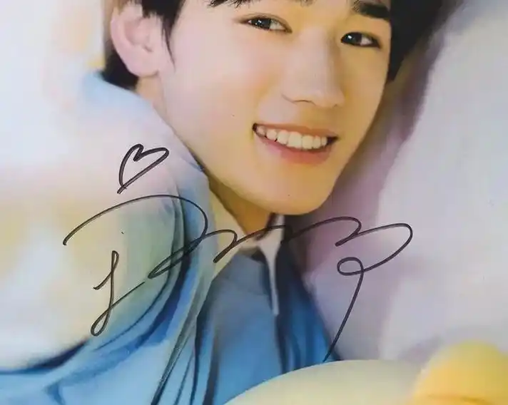 宋亚轩 亲笔签名照片 时代少年团 裱框 含证书 #英民签名 - 抖音