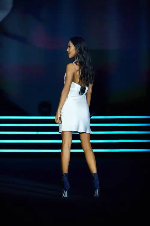 当天,吉克隽逸一袭吊带白色连衣裙亮相,搭配网状渔网细高跟,大长腿