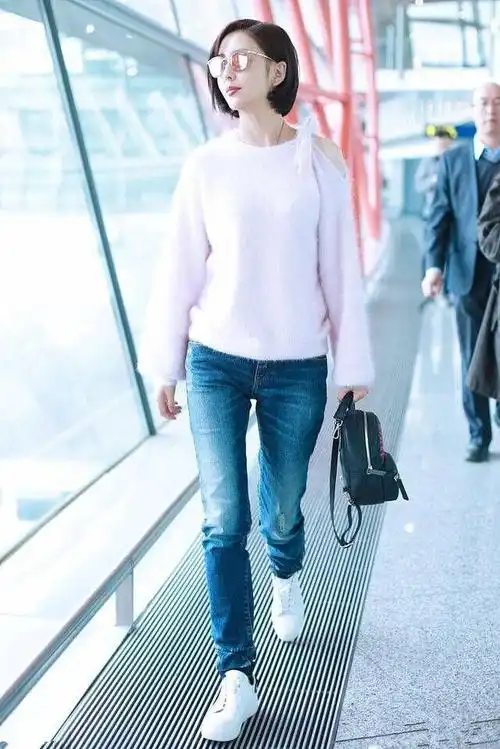 身高165的佟丽娅一点也不管是女生当中个子矮的,高挑的身材和完美的