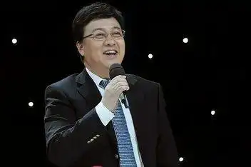 09:14吕继宏唱歌破音出丑,吕薇拿着两杯水就冲上来了!