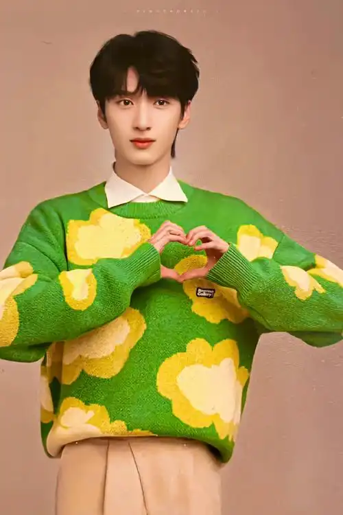 严浩翔比心好甜##严浩翔玩滑板视频