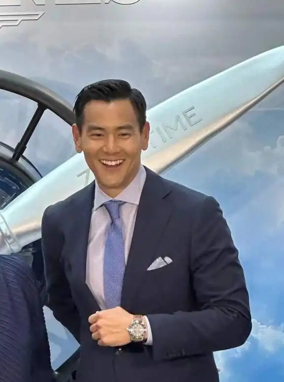 41岁彭于晏单身7年,为爱犬捡排泄物,还邀请路人喝饮料闲聊