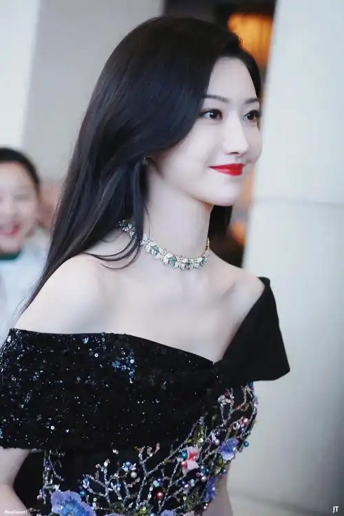 今晚红毯景甜很稳 美图合集