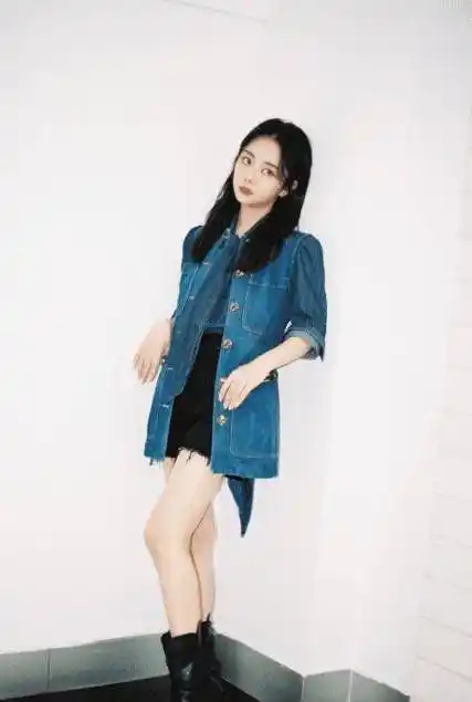 谭松韵直角肩也太绝了,花瓣礼服露出肩,美到粉丝认不出_造型_显得