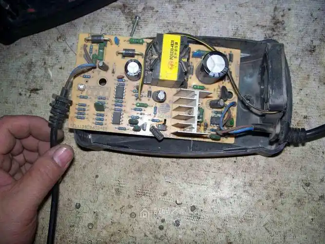 拆爱玛电动车充电器很小巧精致也很特别