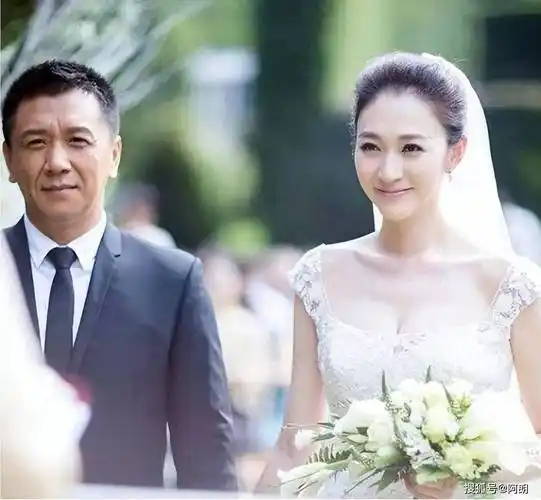 默默陪伴在李小冉身边数十年的徐佳宁,终于鼓起勇气向她求婚.