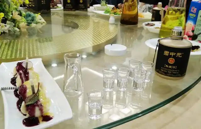 跟朋友喝酒,不管有钱没钱,别拿这3种酒上桌,既丢面子又伤感情