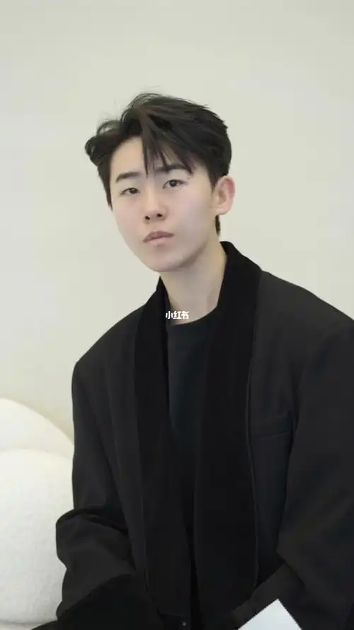 三七分王嘉尔发型