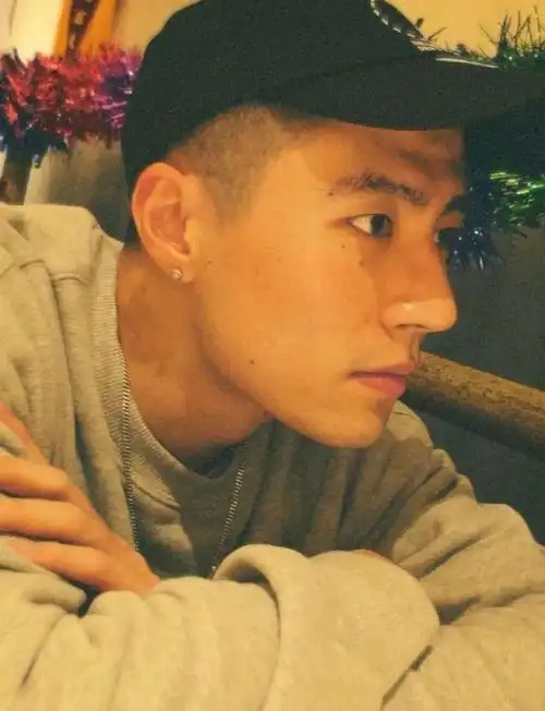 大鼻子超帅的轻熟男,太阳刚了吧!