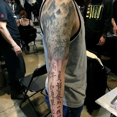 去年萧老师为客人纹了山水画,今年客人的父亲为其选了