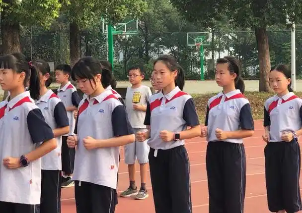 2000多元的校服引发家长的不满,这背后涉及的问题并不仅仅是校服的