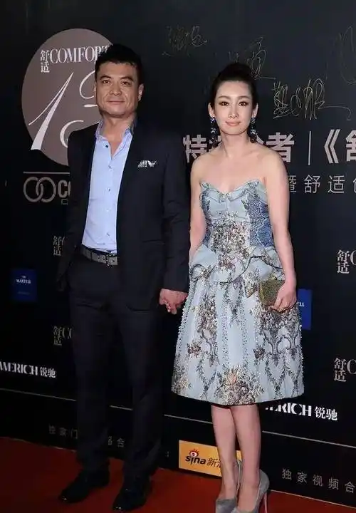 秦海璐越老,越有魅力,穿抹身材裙和老公同框,宛如少女_款式_裙子_效果