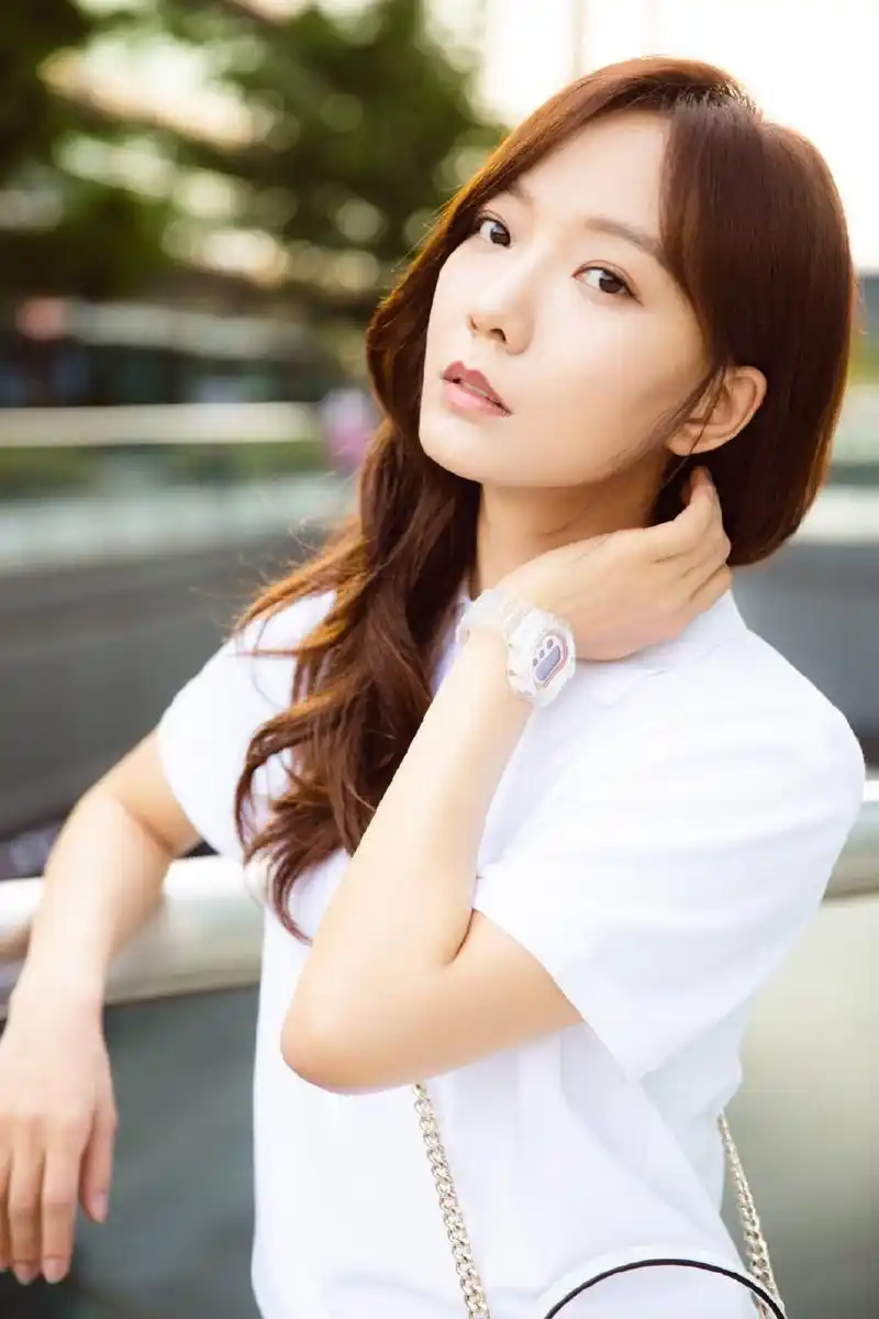 王珞丹卷发清爽撩人街拍图片23