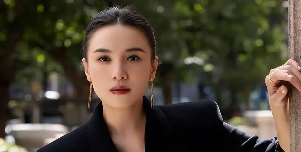 43岁的宋佳,终于在2024年初,打了一场漂亮的"翻身仗"