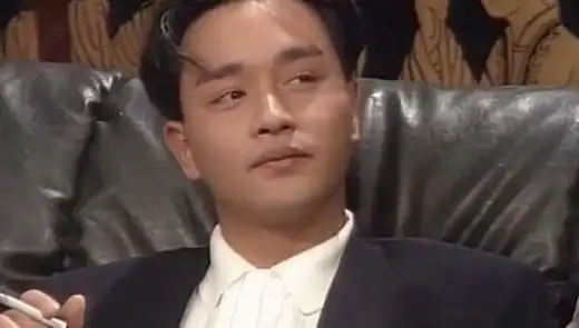 当年的娱乐圈宠儿,抽着烟录制节目,摸张学友头踢向华强椅子