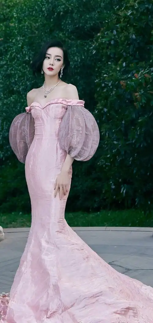 迪丽热巴拖尾长裙性感写真手机壁纸